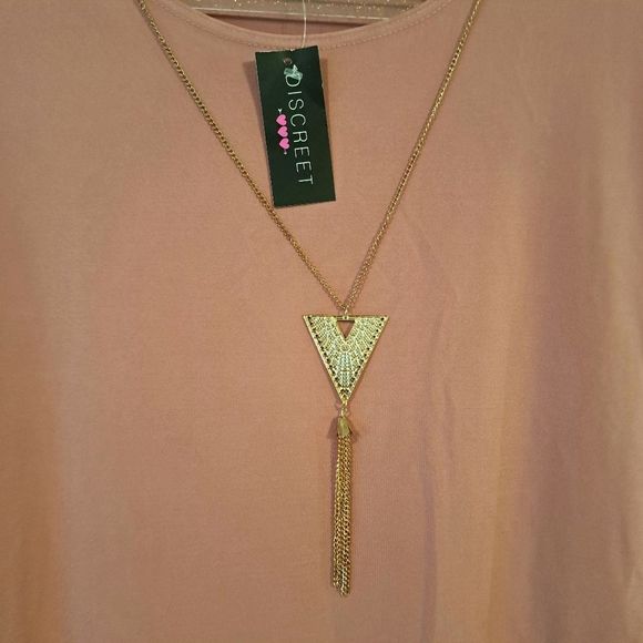 ‎Discreet Top With Necklace - Picture 3 of 6